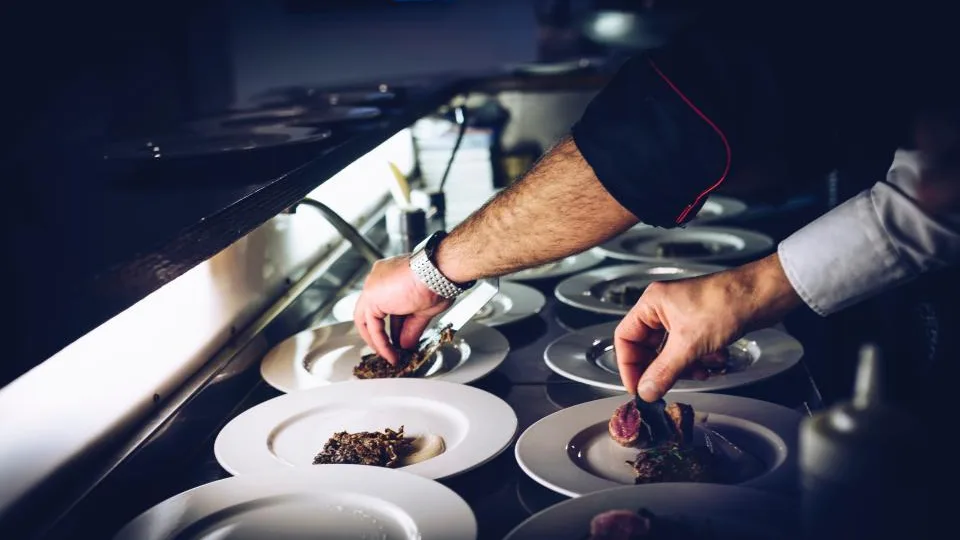 Koch bei der Arbeit in der Restaurantküche
