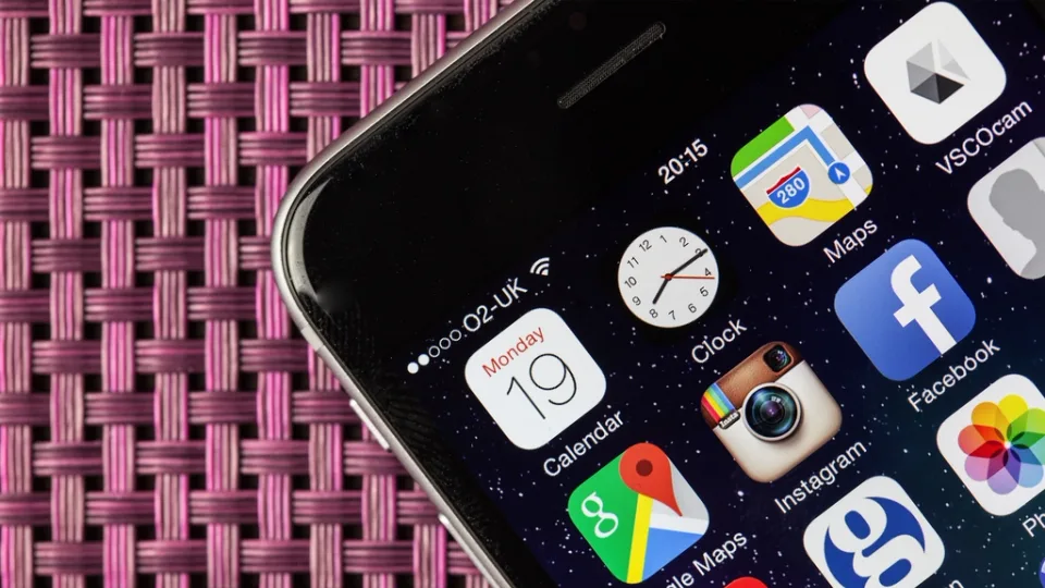 Smartphone mit Social-Media-App