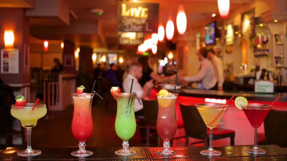 Cocktails an einer Bar