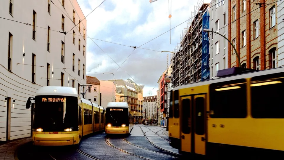 Straßenbahn in einer Stadtstraße