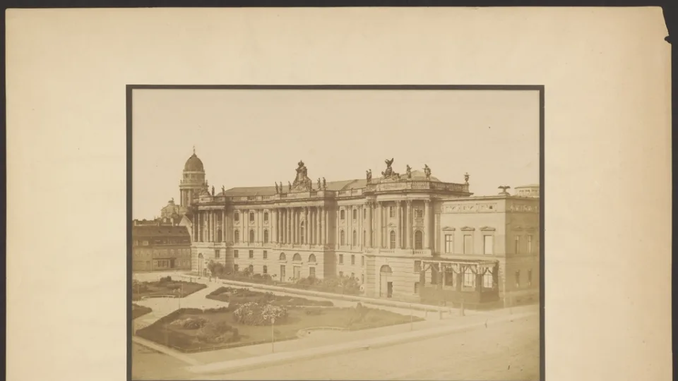 Historisches Palais im Stadtbild