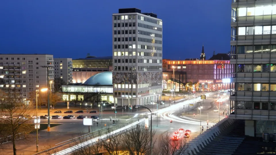 Lichtspuren im nächtlichen Verkehr