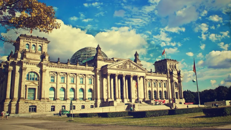 Gebäudefassade vor blauem Himmel